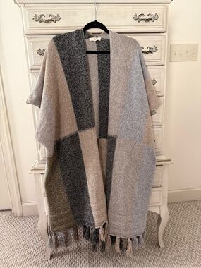 Kye & Mi Cozy Colorblock Fringe Shawl Sweater - Gray & Taupe
